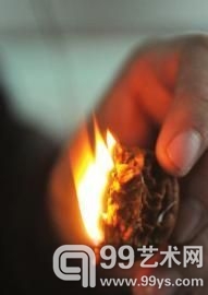 “核桃”燃烧时发出刺鼻的臭味