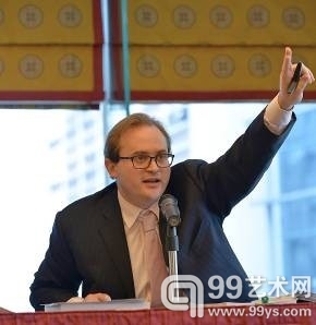 苏黎世亚洲董事Louis Mangin主持本场拍卖会