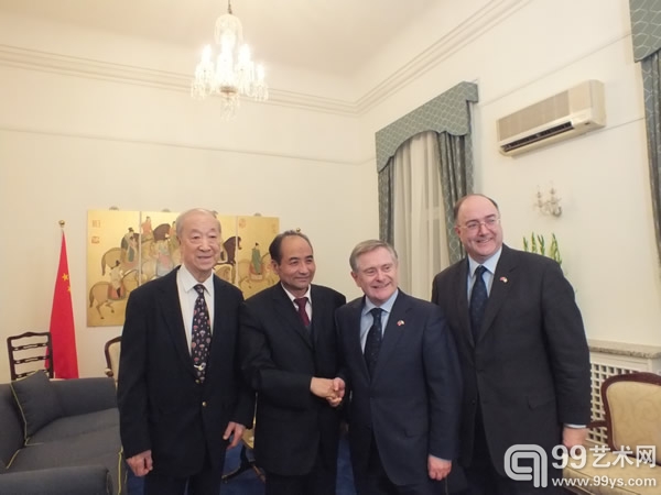 与爱尔兰公共支出与改革部部长布兰登·郝林先生及爱尔兰驻华大使康宝乐先生外事服务局王本顼教授留念