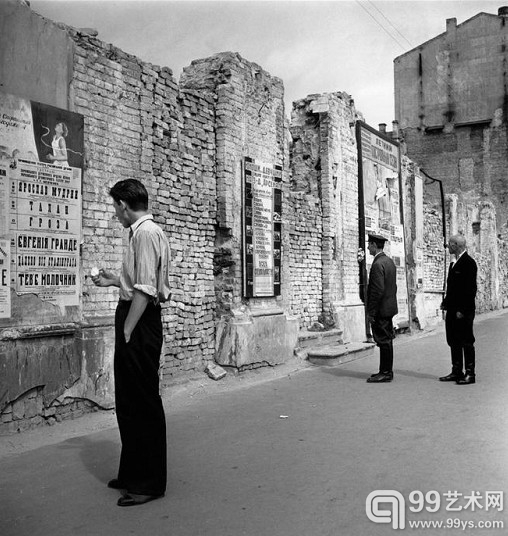 卡帕摄影作品《基辅街景》