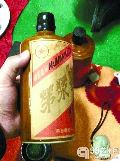 在长沙天心阁收藏市场上销售的老酒。
