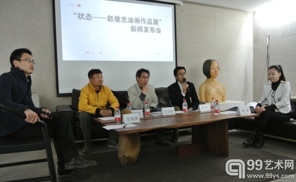 新闻发布会现场，高鹏正在发言。
