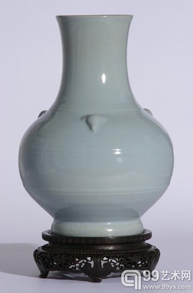 清乾隆 仿汝釉三羊纹尊 “大清乾隆年制”六字三行篆书款 高34.3cm