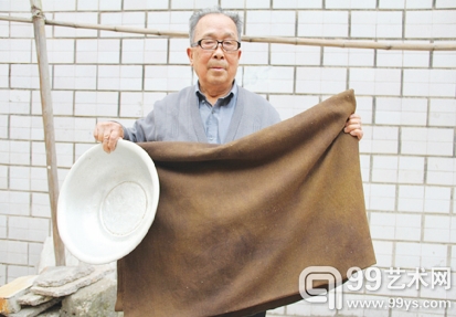 抗日老兵石克义珍藏的军用毛毯和脸盆。