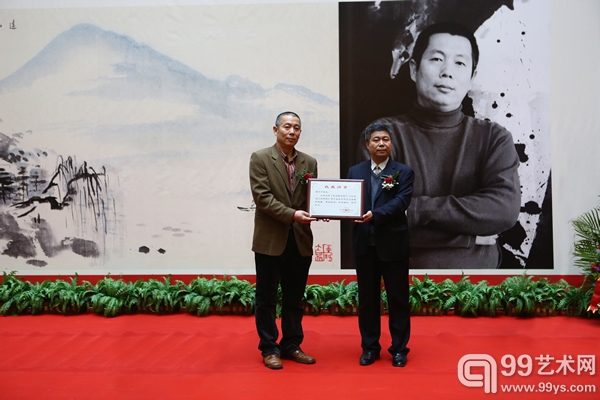 捐赠仪式现场赵宝平教授与马宝杰馆长