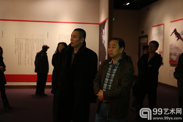 中国书法出版社社长李世俊观展