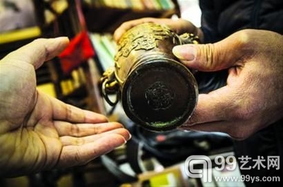 马先生的花瓶底部印有“大清御制”四个字，被上海芸轩投资公司鉴定为乾隆年间制作。