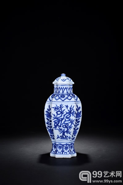 《明·青花倭角花蝶寿字盖瓶》尺寸：高28.5cm