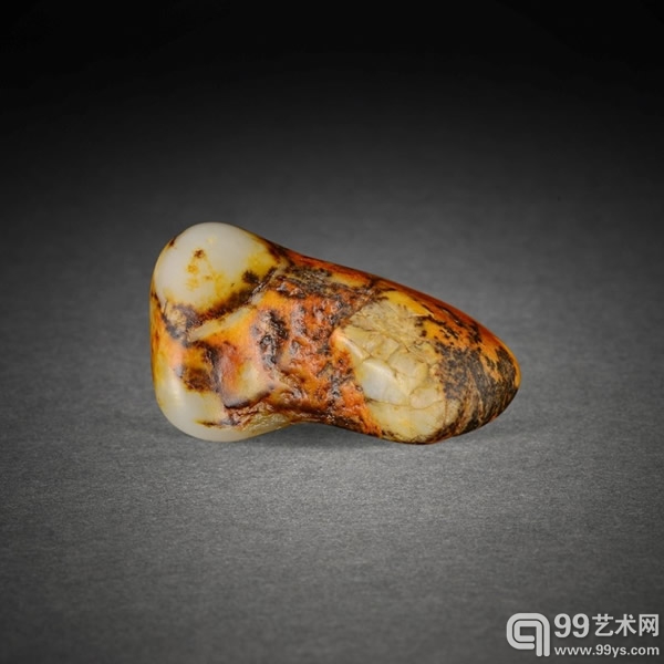 上图为00227号和田玉籽料原石之卧牛8.2×5.1×3.3cm210g