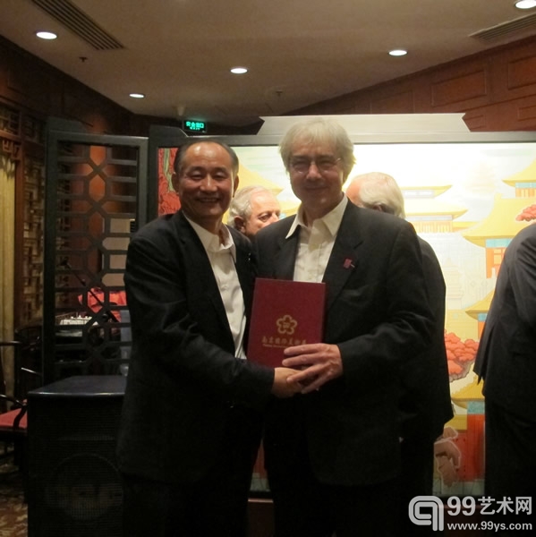 严陆根先生与法国美协主席雷米·艾融（Rémy ARON）合影