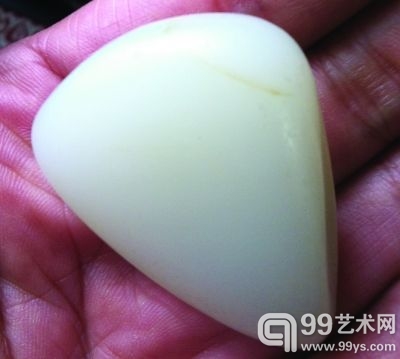 图为目前市场上做工逼真的假和田籽玉，这样的合成品不要说普通收藏者无法辨别，就是很多专业人士也会被其打眼。