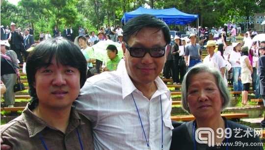    巫鸿与宋冬，宋冬母亲赵湘源在2006年光州双年展上。