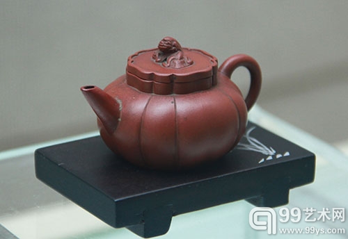 “紫泥茶韵”中国茶叶博物馆历代紫砂茶具展上的清代朱泥小狮球壶
