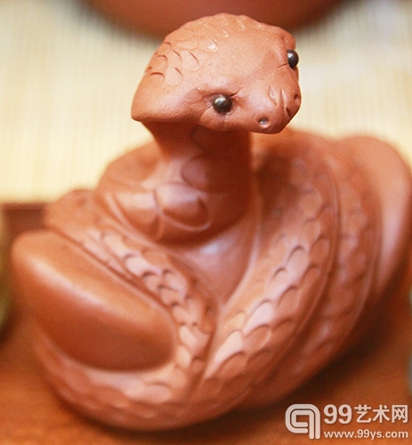 宜兴工艺师制作的紫砂蛇