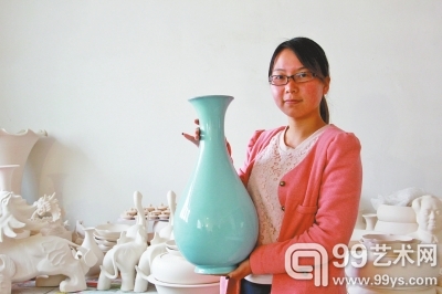 烧成出窑的天青釉瓷器
