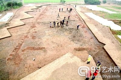 三星堆青关山大型建筑基址群被发现。