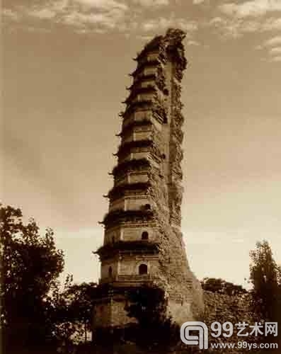 半壁坍塌的法门寺明代真身宝塔