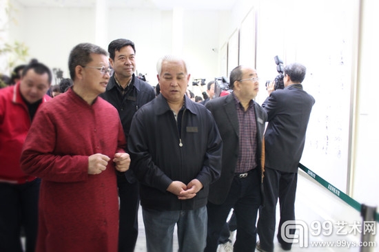 艺术家曾来德（左）与原四川省政协主席陶武先（右）交谈书法艺术