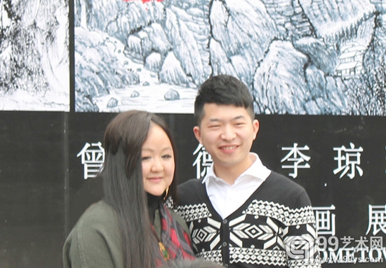 曾来德女儿、艺术家曾珍（左）与观众合影