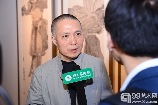参展艺术家之一、江苏省国画院院长、江苏省美术家协会副主席、中国美术家协会理事、中国画艺术委员会委员周京新在展览现场接受媒体采访
