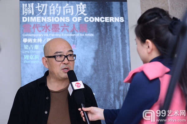 参展艺术家之一、中国国家画院国画院副院长梁占岩在展览现场接受媒体采访