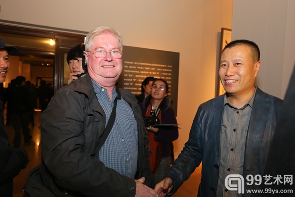 参展艺术家之一、中央美术学院中国画学院教授、中国国家画院研究员刘庆和在展览现场与国外人士交流