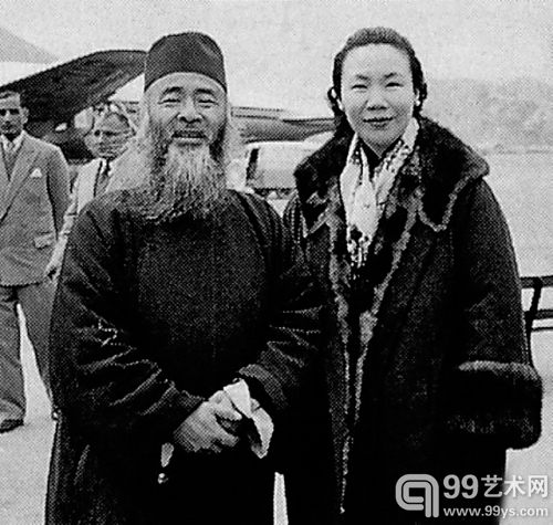 国画大师张大千（左）与方召麐在香港机场。