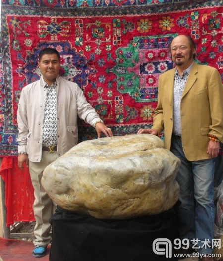 图为玉石收藏家塔依尔·玉素甫(左)和它收藏的和田玉。