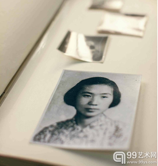 1993年以后，张晓刚的画都是以母亲的形象为基础，开始发展，开始变。