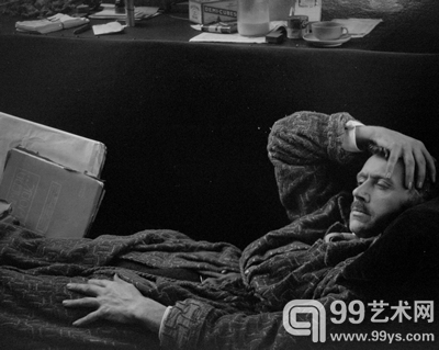 Johan on Couch（1925）