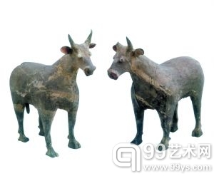 　　战国灰陶朱绘牛俑（一对）　　高20cm 