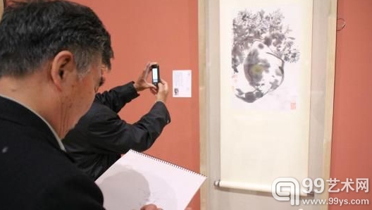 爱好者在临摹作品　