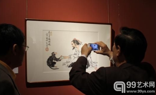 参观者在给作品拍照
