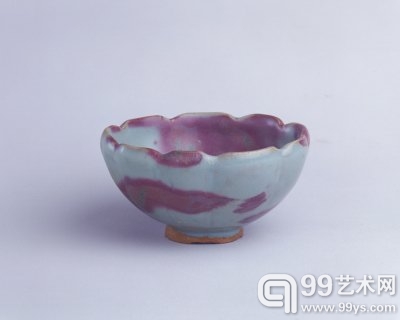 钧窑天蓝釉红斑花瓣式碗