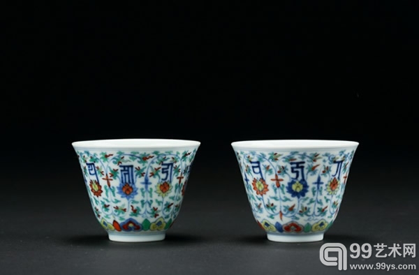 清雍正 斗彩缠枝莲托梵文杯一对 D：6cm x 2 H：5cm x 2