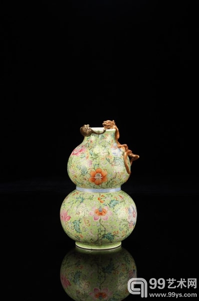 清道光 松石绿地粉彩花卉纹盘螭葫芦瓶 H：28cm