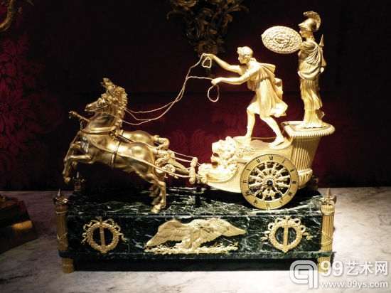 　绿色大理石与青铜鎏金壁炉座钟：泰勒马库斯的战车，制作于1807年左右。此钟的机芯是一个法兰西帝国时代的标准机芯，需要每八天上一次弦