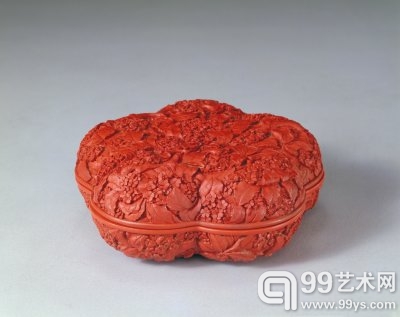 清乾隆 剔红团香宝盒