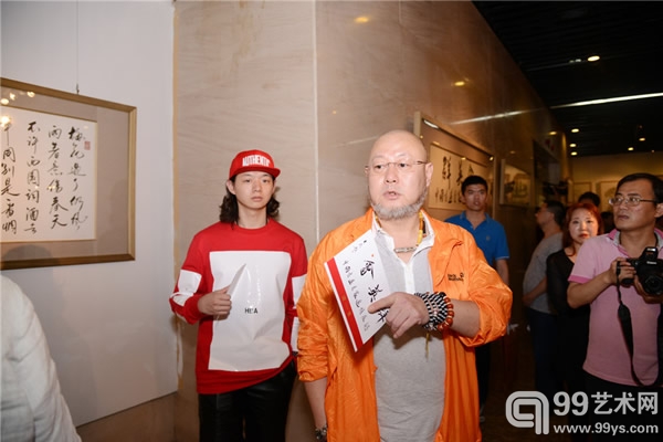 歌唱家、书法家火风及儿子霍尊参观展览
