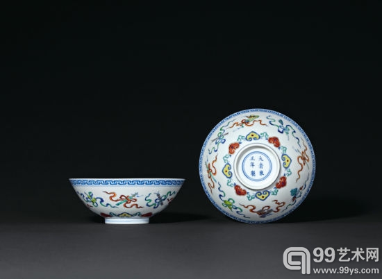 清雍正 斗彩暗八仙纹碗一对 15.2cm.Diam