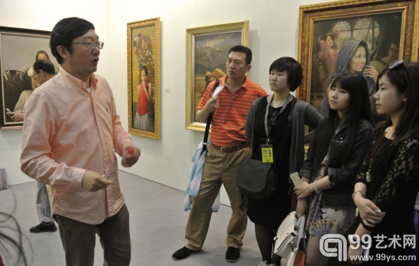 著名策展人顾振清正在为艺术爱好者讲解中国当代艺术的发展