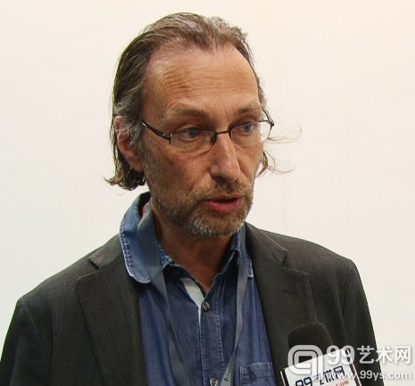 上海香格纳画廊画廊老板劳伦斯·何浦林(Lorenz Helbling)正在接受99艺术网专访