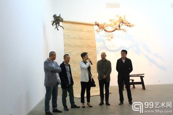 开幕式现场，策展人梁克刚与参展艺术家代表