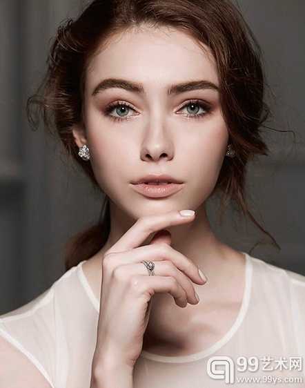 Limelight婚戒，由铂金材质精制，戒环镶饰23颗美钻（约重0.17克拉）