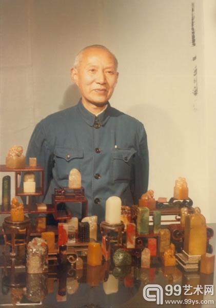汪统先生与所珍藏印章合影（清宁之宝就在右上方的博古架上）