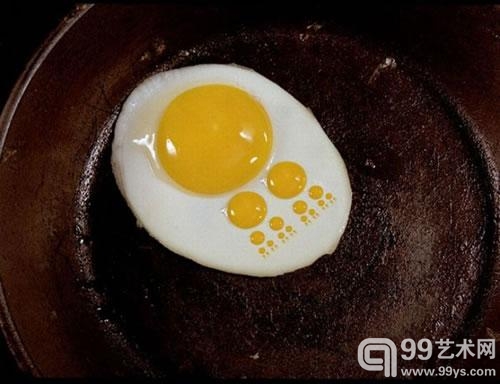 这是摄影师 Kevin Van Aelst 的作品，对于日常生活中的食品进行改变、组合等等形成一系列用品、插图。我们现在所能看到的就有指纹形式的艺术品。