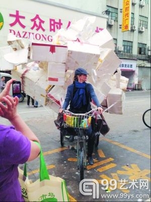 袁顺·尤塔（德） 《自行50米》 行为装置