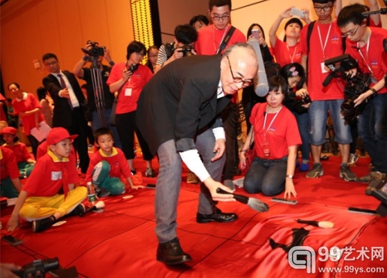 谷文达提笔与千名学子共书《孝经》