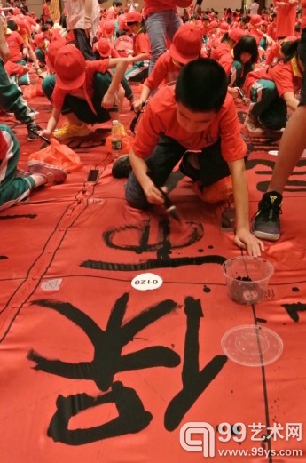 小学生正在书写《孝经》