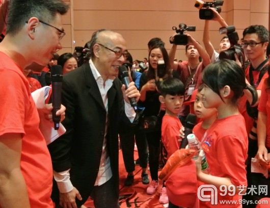 谷文达在现场与小学生交流孝道